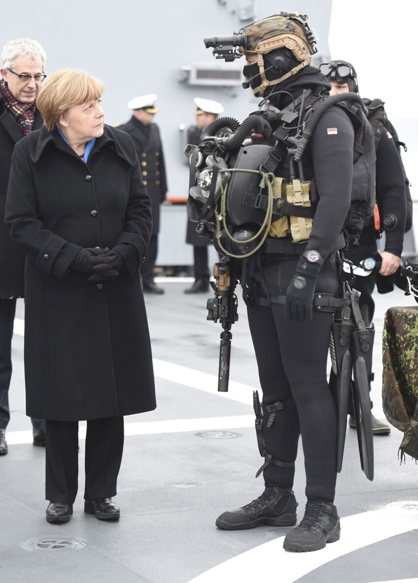 Бойцы немецкого спецназа проводят учения во время визита канцлера Германии Ангелы Меркель в командование военно-морской базы в Киле, Германия, 19 января 2016 года.