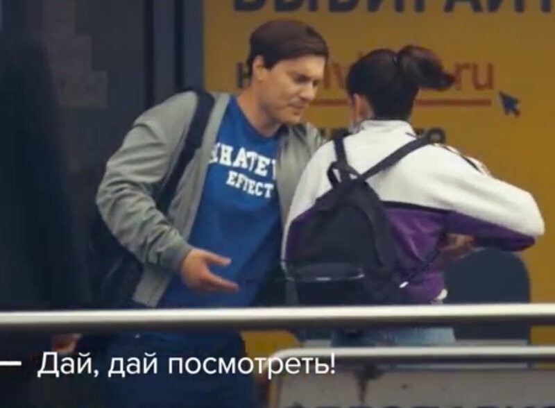 "Кому ты б.... пишешь?" - парень устроил скандал из-за переписки на глазах у изумленной публики (1 фото+видео)