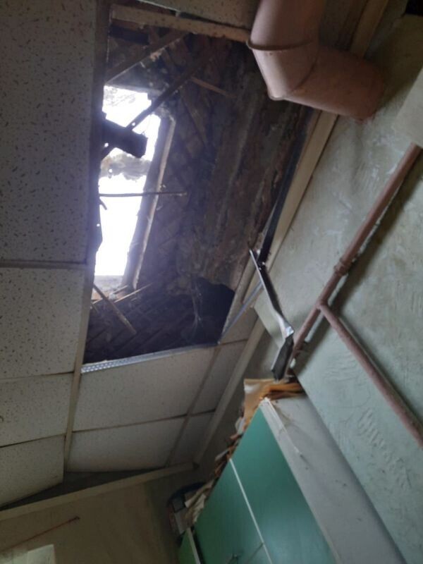 Строители уронили на крышу груз и проломили потолок жильцам