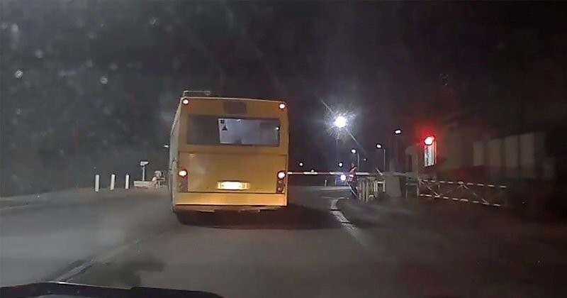Автобус с пассажирами врезался в барьер на железнодорожном переезде в Мурманской области