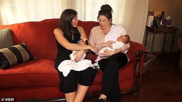 Сестры-близнецы родили дочек с разницей в полчаса