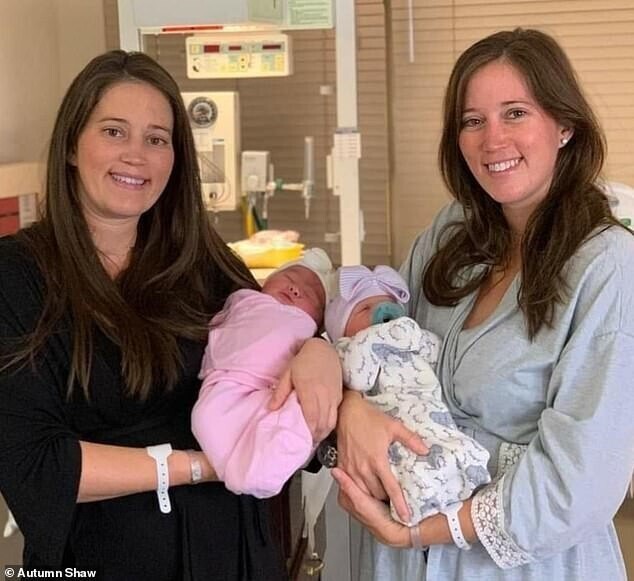 Сестры-близнецы родили дочек с разницей в полчаса