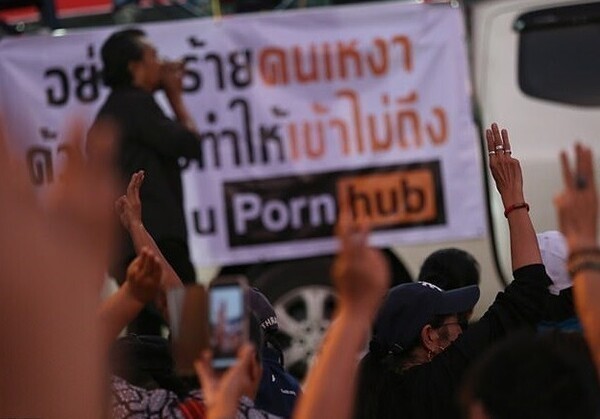 После блокировки PornHub жители Таиланда вышли на марш протеста