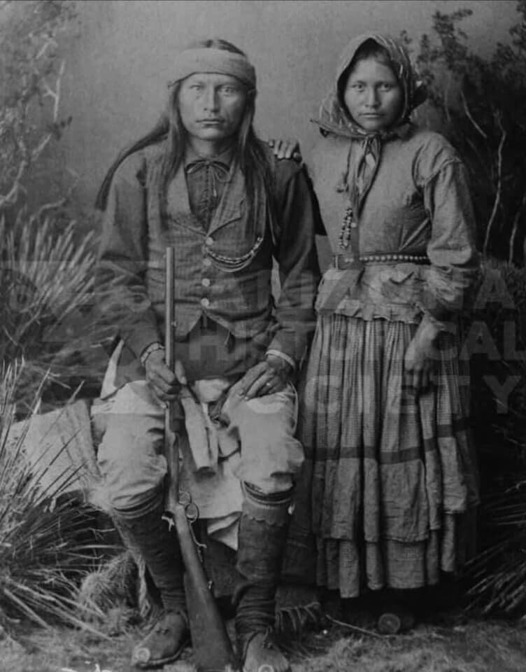 Вождь Апачей Найше сын Кочизе, и его жена Рэндалл,  1883