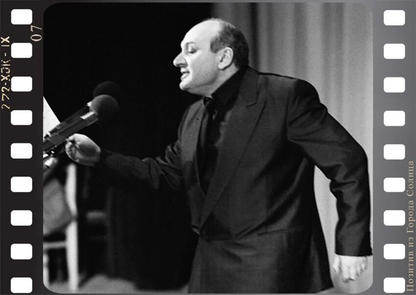 Сатирик Михаил Жванецкий во время выступления, 14 февраля 1988 года.