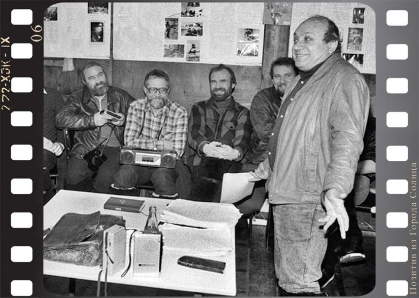 Сатирик Михаил Михайлович Жванецкий во время выступления перед полярниками научно-исследовательской дрейфующей станции Северный Полюс-28. 30 декабря 1987 года.
