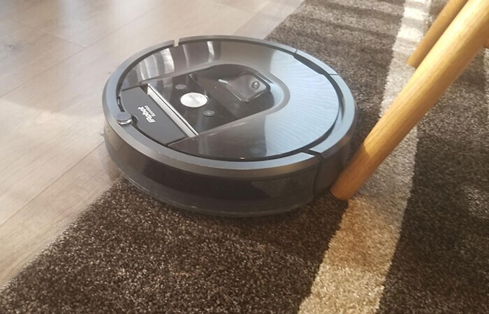 2.  "Пришло уведомление от приложения iRobot: "Roomba требует вашего внимания. Застрял рядом с утесом"
