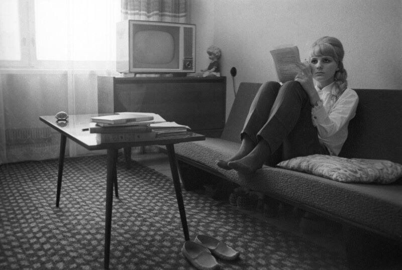 Лейтенант милиции Москвы, следователь Нина Демченко у себя дома, СССР, 1969 год