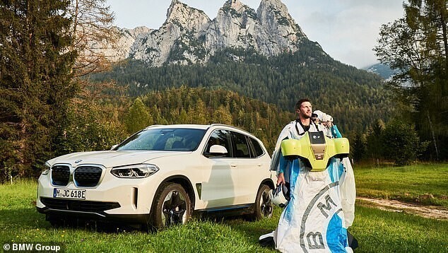 Компания BMW создала первый электрический вингсьют и провела его испытания