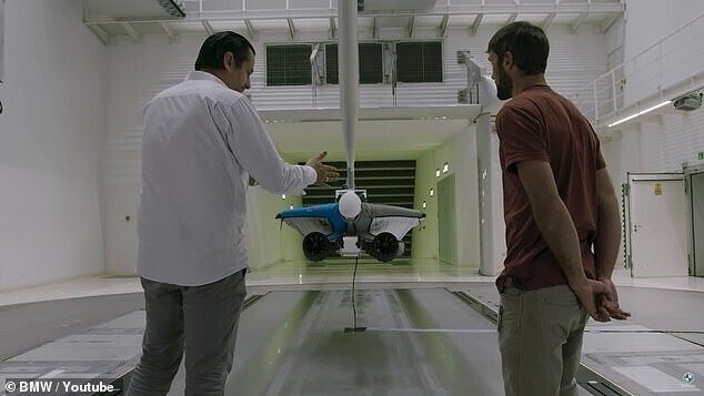Компания BMW создала первый электрический вингсьют и провела его испытания