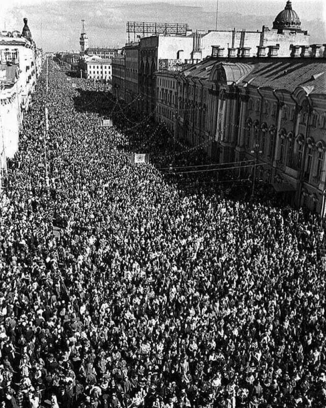 Ветераны ВОВ на Невском проспекте. Ленинград 9 мая 1975 года.