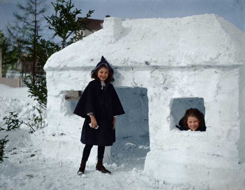 Две девочки у своего снежного домика, 1910