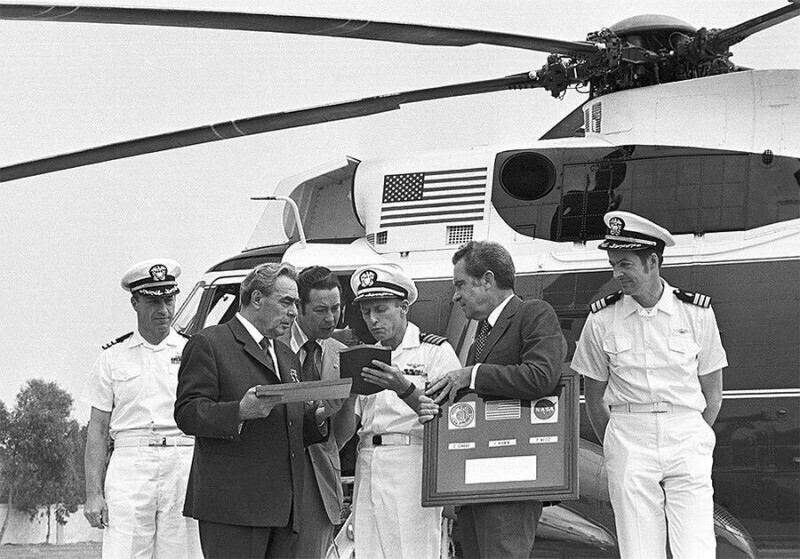 Генсек ЦК КПСС Л.И.Брежнев и Президент США Р.Никсон с американскими астронавтами Ч.Конрадом, П.Вейцом и Д.Кервином. Сан-Клементе. США. 1973 г.