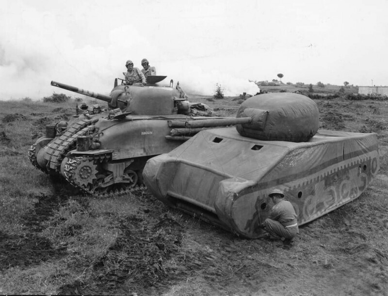 Танк Шерман с надувной копией, 20 мая 1944 года.