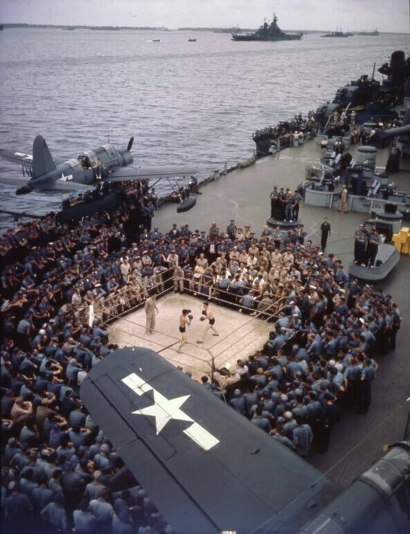 Боксерский матч на линкоре США "Айова". Марианские острова, июнь 1944 года.