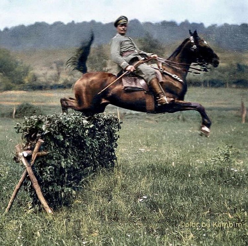 Русский кавалерист позирует фотографу. 1914 год.