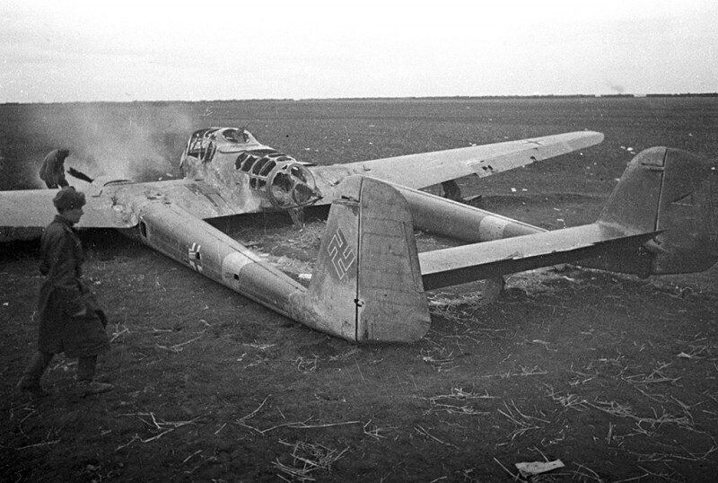 Сбитый немецкий самолет-разведчик Focke-Wulf FW.189 Uhu («Рама») в районе Сталинграда. 1942 год.