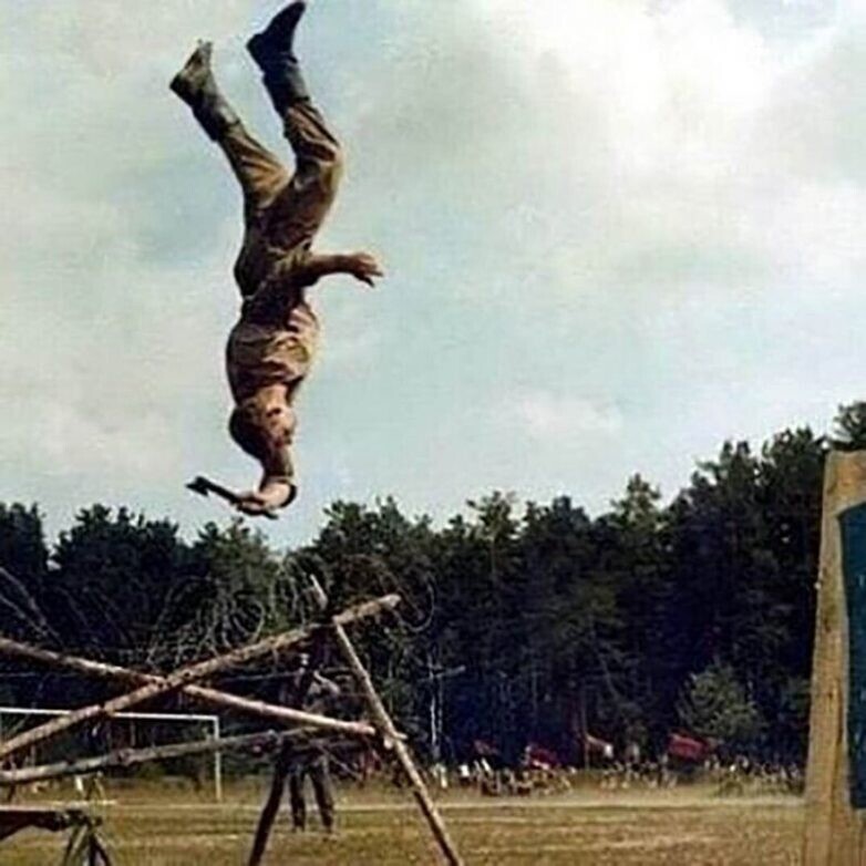 Тренировка советского спецназа. В прыжке с переворотом солдат успевает метнуть топорик в мишень. Уровень профессионализма колоссальный