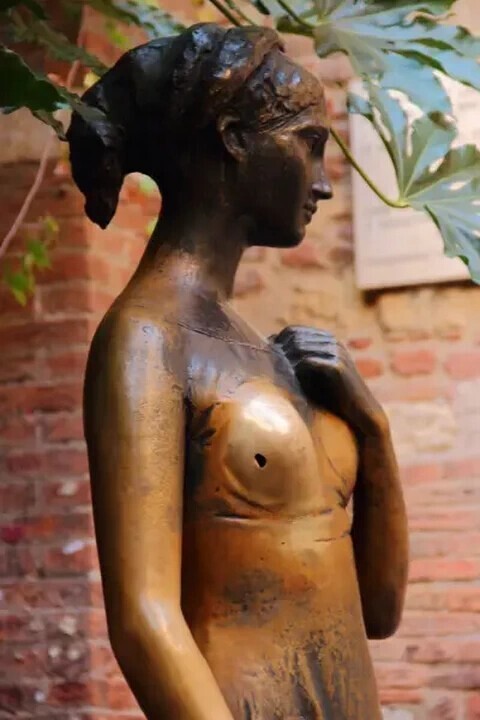 Отличным примером того, что может случиться, можно считать знаменитую статую Джульетты в Вероне, стоящую под окнами дома, где якобы жила шекспировская героиня.