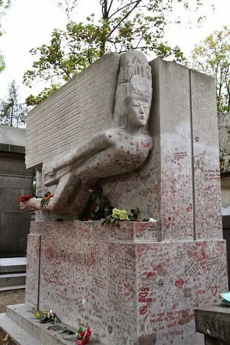 Единственная не бронзовая композиция нашей подборки — это монумент на могиле писателя Оскара Уальда, на том же кладбище Пер-Лашез. 