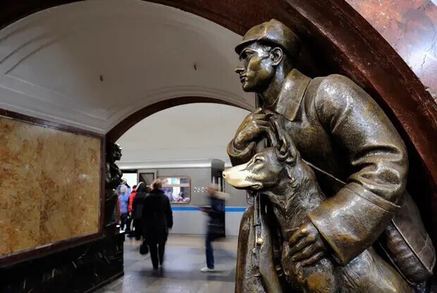 Говорят, что собака с московской станции метрополитена «Площадь Революции» заряжена на удачу.