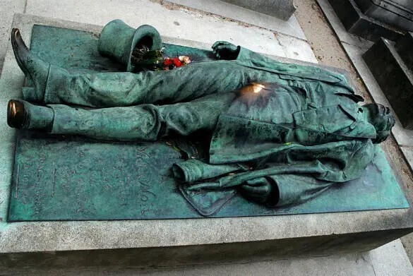 Это памятник на могиле французского журналиста Виктора Нуара, застреленного на дуэли в середине 19 века. 