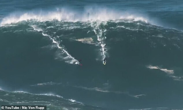Видео: экстремальные серферы чуть не потопили друг друга