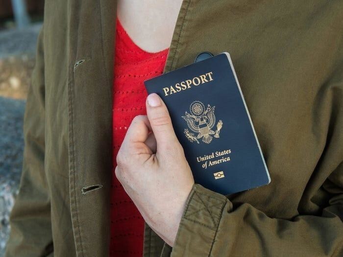 Однако преимуществом более дешевого пакета является то, что пара также получит обложки для паспорта с их инициалами, которые они смогут использовать, когда американцам вновь разрешат путешествия заграницу.