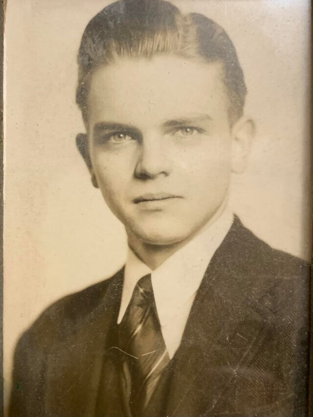 "Мой дедушка на фото 1940-х годов. Его взяли на военный факультет, где главным проектом была атомная бомба, сброшенная на Хиросиму. Он ненавидел эту работу"