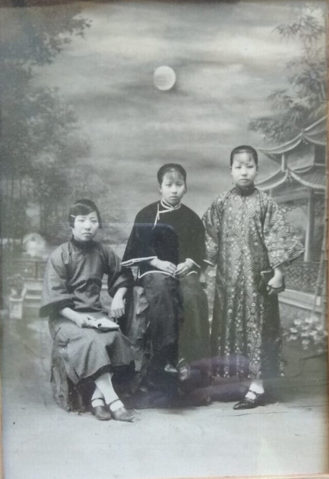 "Моя бабушка слева. В Китае, примерно 1918 год. Через несколько лет эмигрировала на север Чили. Больше никогда не видел своих сестер"
