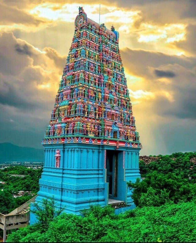 16. «Невероятно красивые цвета этого храма в Индии»