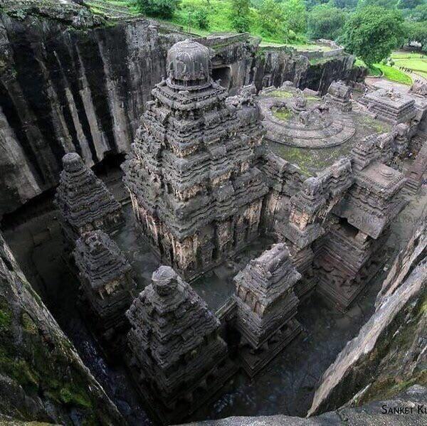 9. «Этот древний индуистский храм в Индии был вырезан из цельного куска камня. По размеру он почти равен Тадж-Махалу»