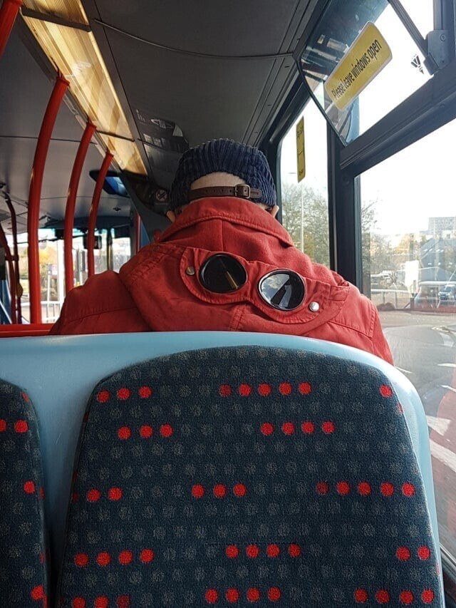 6. «В капюшон куртки этого парня встроены солнцезащитные очки»