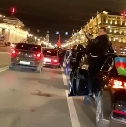 "Петербург принял ислам?": жители города в гневе от акции азербайджанцев на Невском проспекте