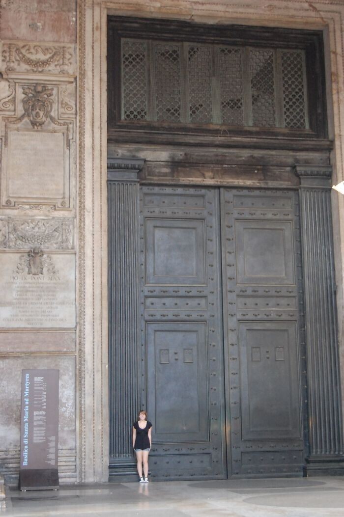 Самые старые двери в Риме, которые датируются 115 годом нашей эры, в сравнении с человеком