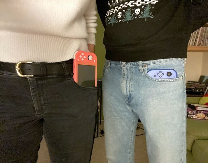 Вместимость женского и мужского кармана на примере приставки Nintendo Switch Lite