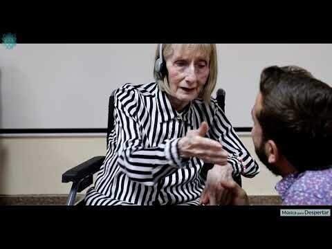 92-летняя бывшая балерина, страдающая Альцгеймером, услышав впервые за долгое... 