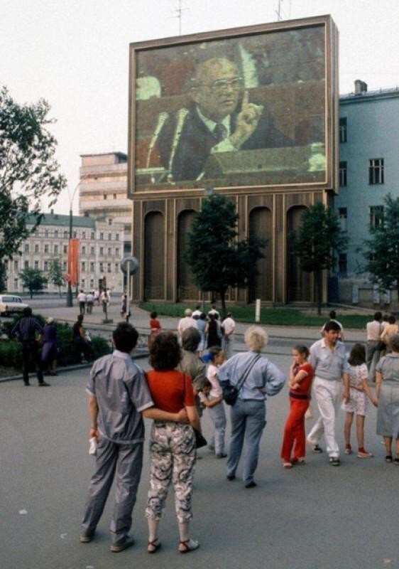 Первый уличный экран со световой рекламой: СССР, 1973 год