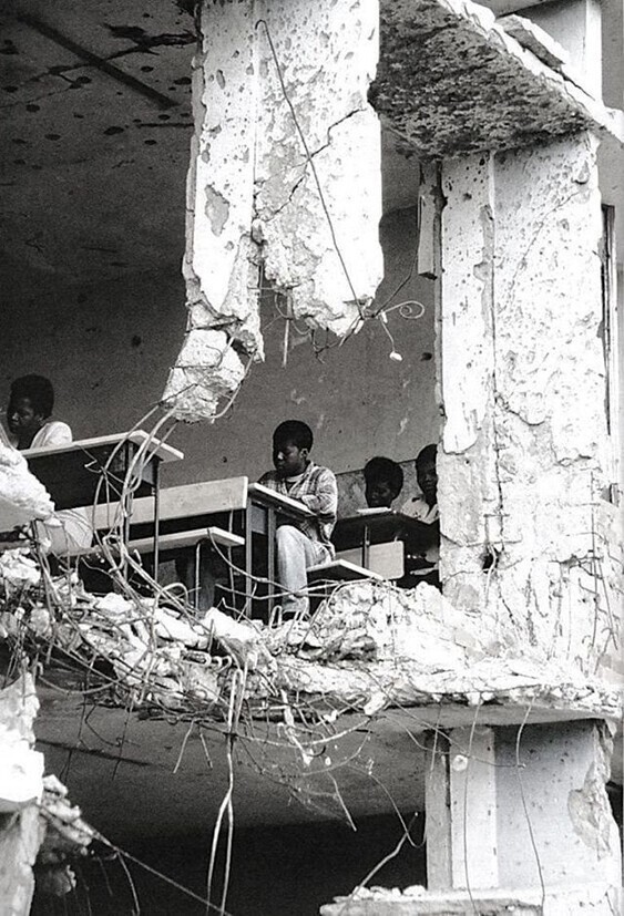 Дети на уроке в разрушенной школе, Ангола, 1997 г.
