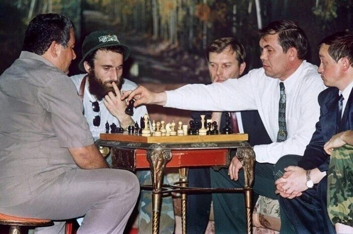 Александр Лебедь и Ширвани Басаев (брат Шамиля Басаева) играют в шахматы. Чеченская республика, село Новые Атаги,  24 августа 1996 года.