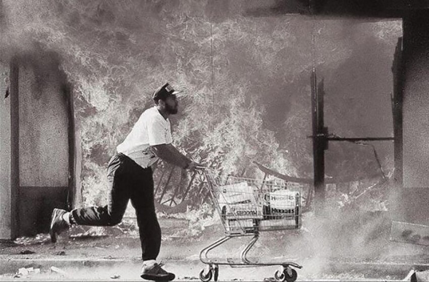 Мужчина убегает с украденными памперсами во время бунта в Лос-Анджеле,1992 год.