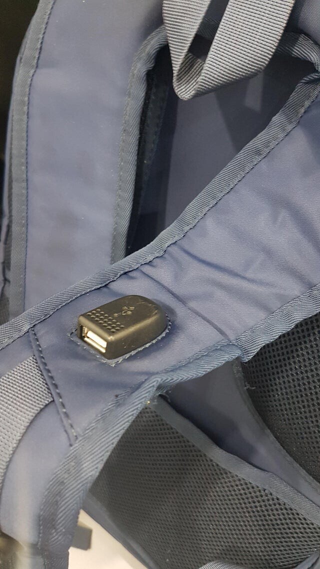 На лямке этого рюкзака есть USB-порт, чтобы заряжать свой девайс на ходу