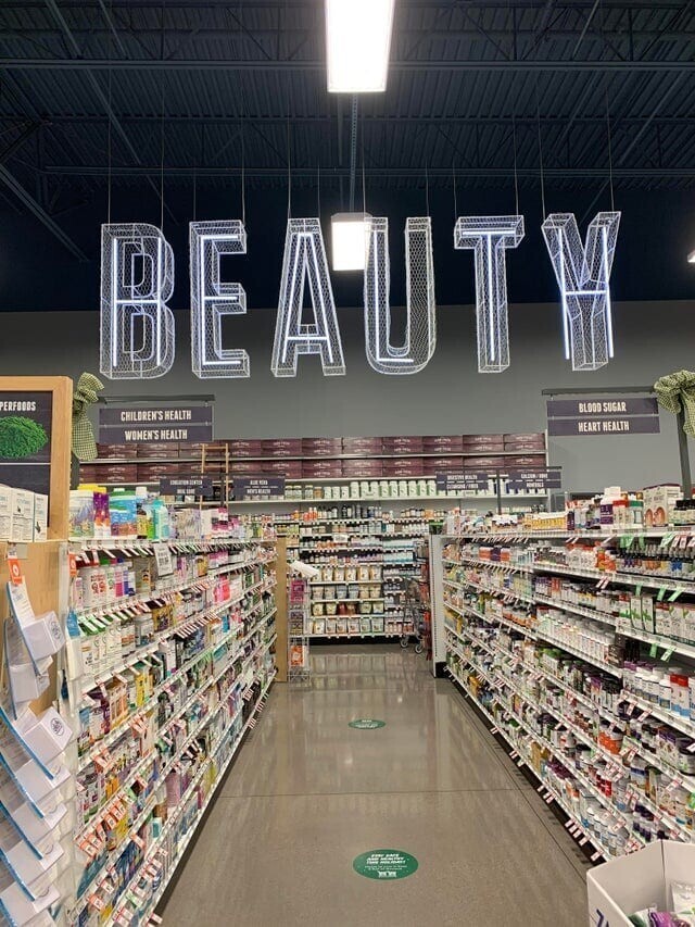 Светящаяся вывеска в магазине, которая горит надписями «Beauty» (красота) и «Health» (здоровье)
