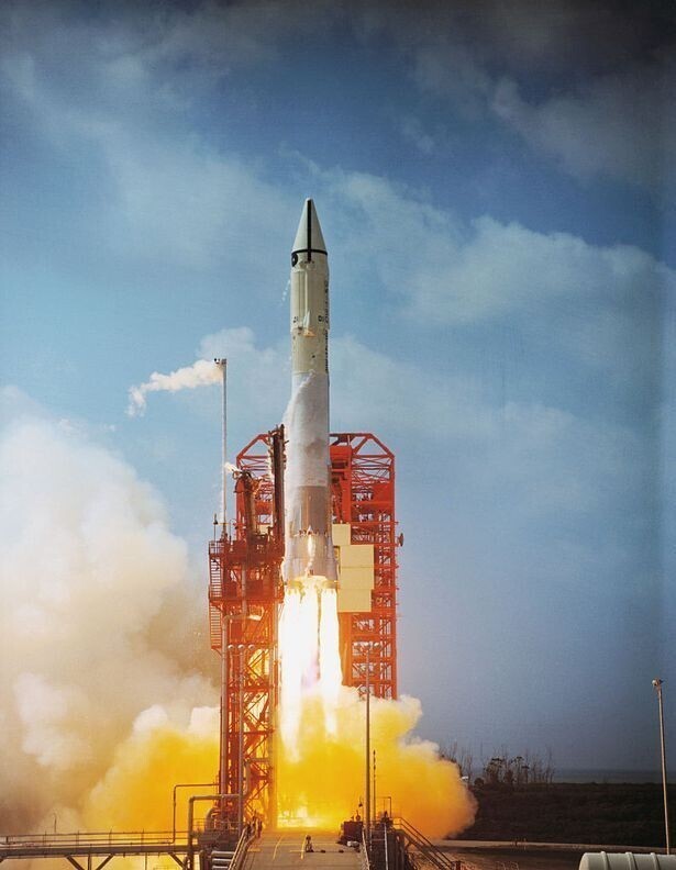 Часть ракеты, запущенной на Луну в 1966 году, мчится обратно к Земле