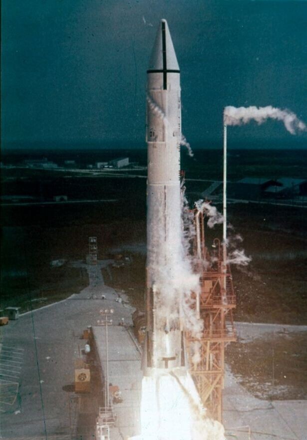 Часть ракеты, запущенной на Луну в 1966 году, мчится обратно к Земле