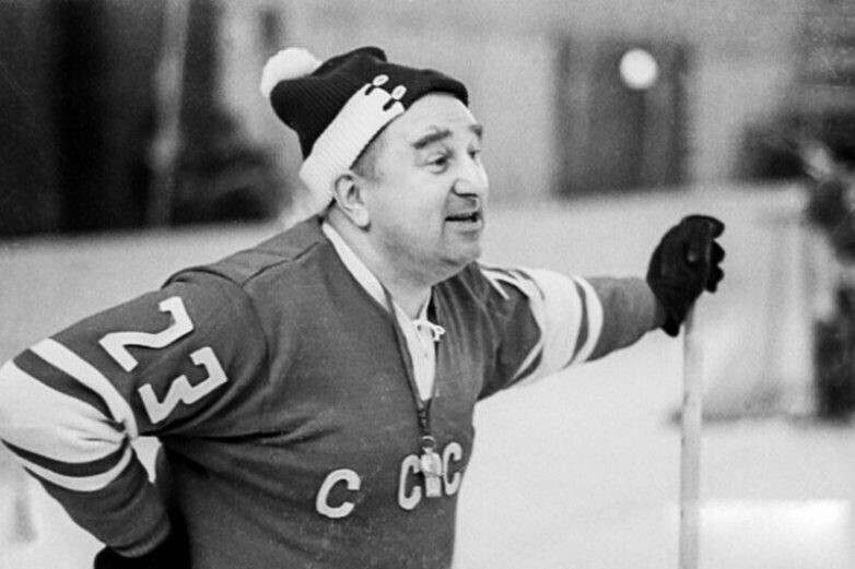 Тренер сборной команды СССР по хоккею с шайбой Анатолий Владимирович Тарасов. 22 февраля 1970 года.