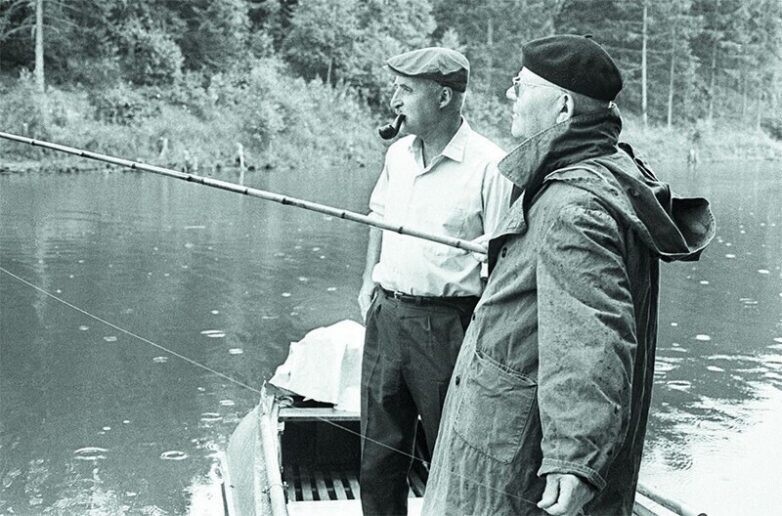 Писатель Константин Симонов (в центре) и Маршал Советского Союза Иван Конев на рыбалке. 1966 год