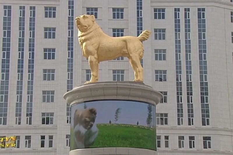 Президент Туркмении приветствовал свой народ, на открытии монумента "золотому" псу