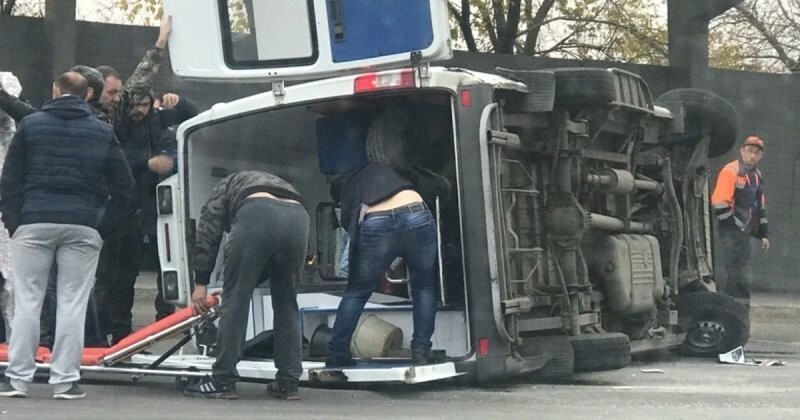 Авария дня. В Волгограде опрокинулась машина скорой помощи с пациенткой