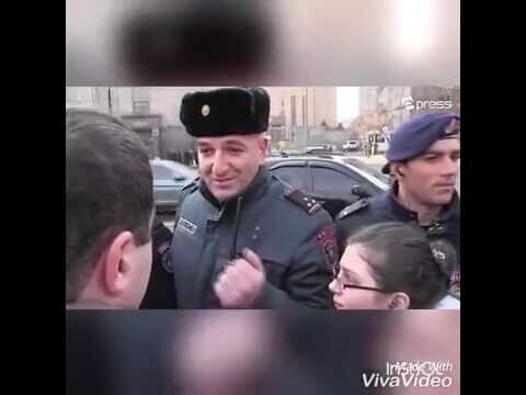Это что? Это кто? А это армяне срывают русский флаг и топчут и жгут 